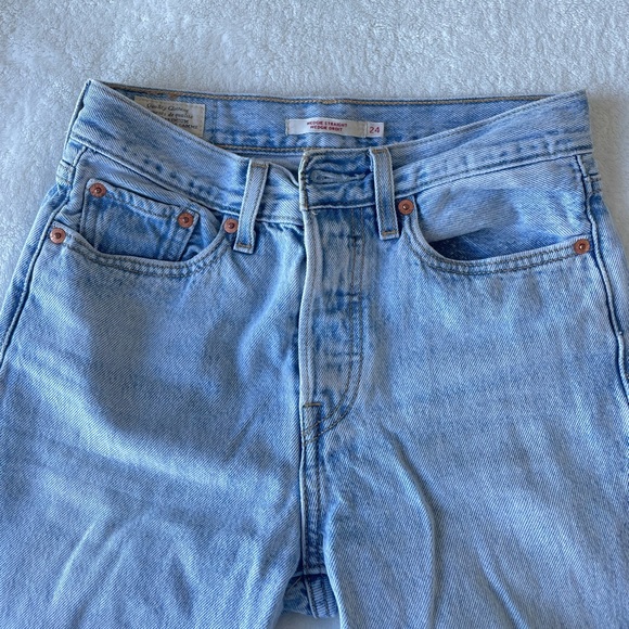 LEVI’s light blue straight leg jeans - Picture 2 of 3